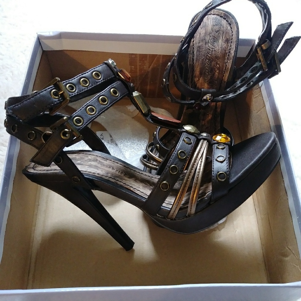 Delicious Brand Brown heels